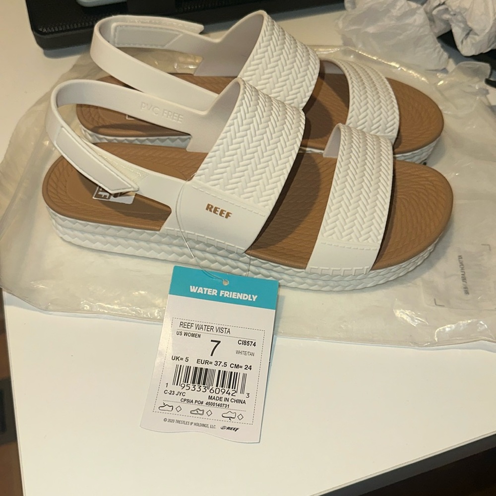 BRAND NEW Reef sandals